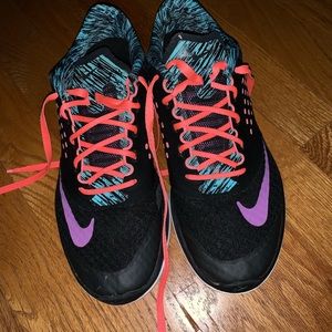 Women’s Nike tennis shoes
